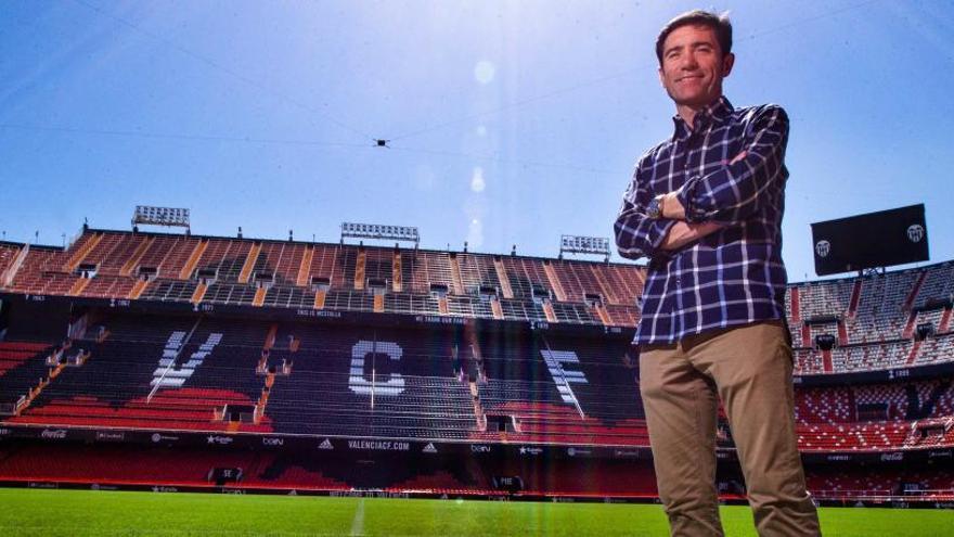 Marcelino, ayer, sobre el césped del estadio de Mestalla, junto al escudo del VCF