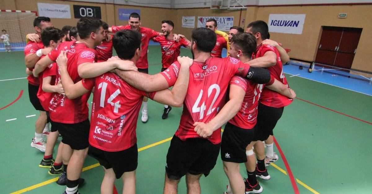 Los jugadores del Cajasur, tras asegurarse el primer puesto de su grupo de la Primera Nacional de balonmano.