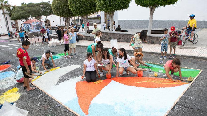 Las alfombras de sal del Corpus Christi llenan de color las calles de la iglesia de la capital