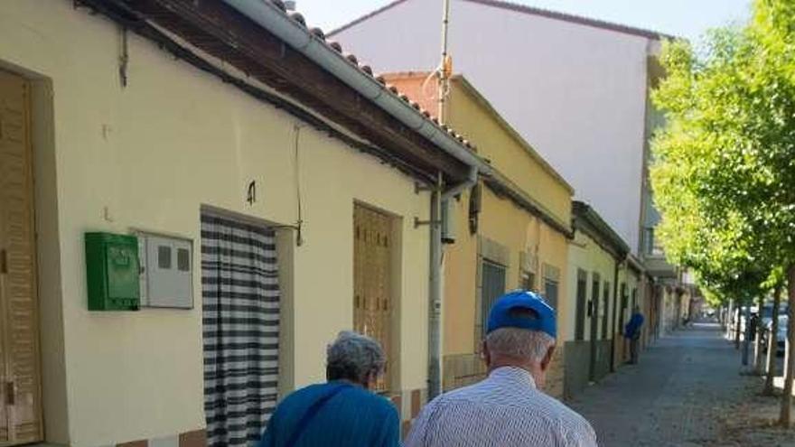 Una pareja de jubilados camina por la capital.