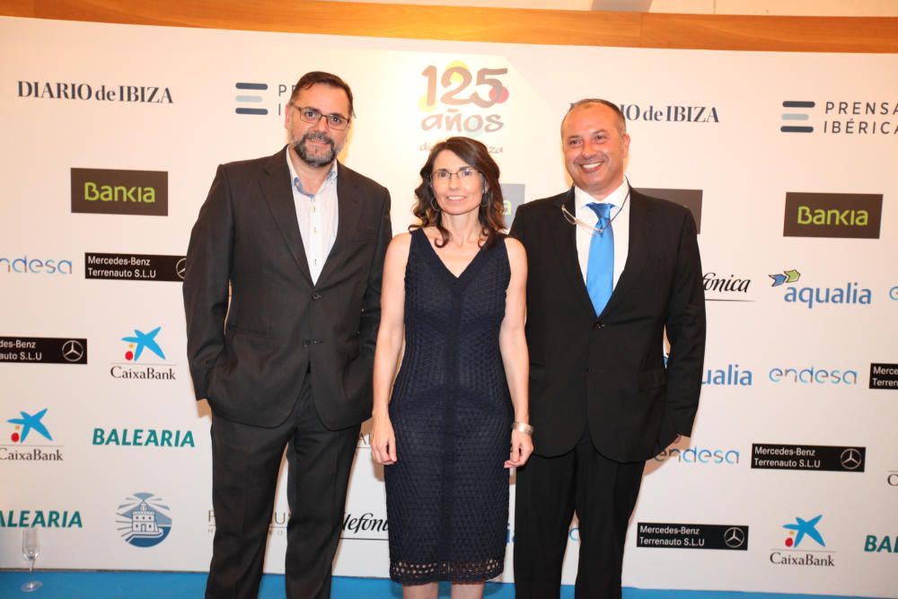 El director del Periódico de Ibiza y Formentera,  Joan Miquel Perpinyà, la directora del Diario de Ibiza, Cristina Martín, y el presidente de Prensa Pitiusa, Antoni Planells.