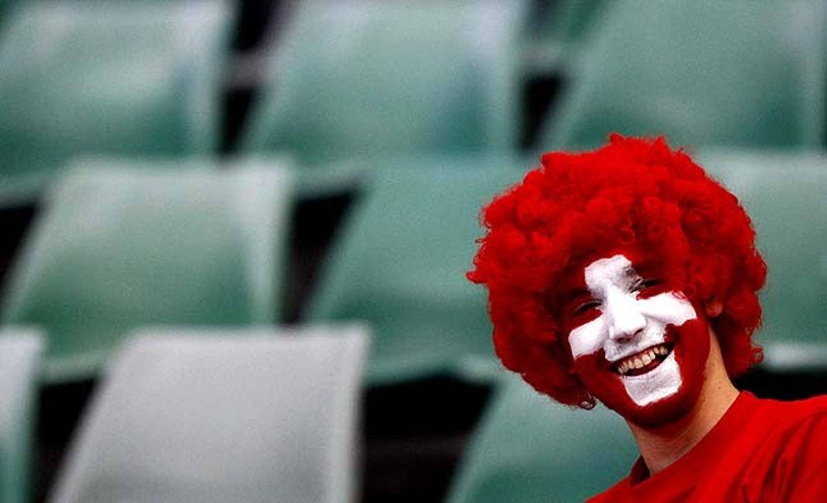 Un fan, que porta la cara pintada de la bandera suïssa, somriu durant el partit entre el suís Stanislas Wawrinka i el rus Teymuraz Gabaixvili, en el torneig de tennis Open d’Austràlia a Melbourne (Austràlia).