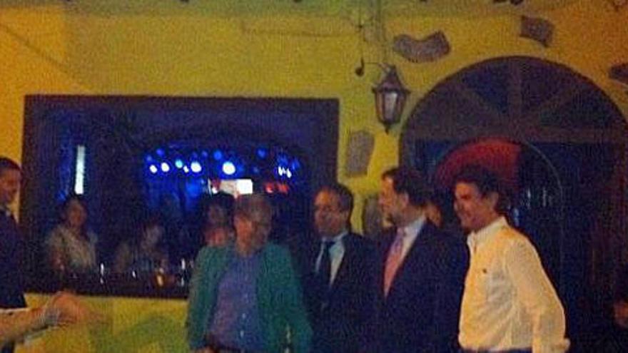 Rajoy y Soria en la entrada del Buzos Bar, en Lanzarote