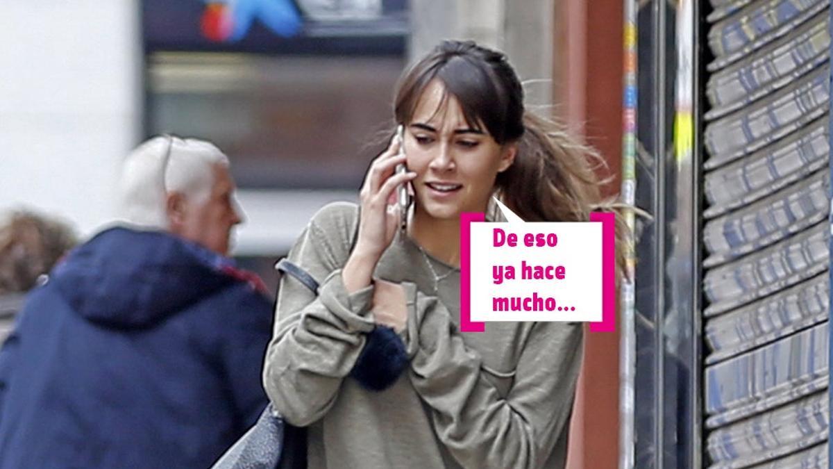 Aitana con chandal por la calle hablando por teléfono