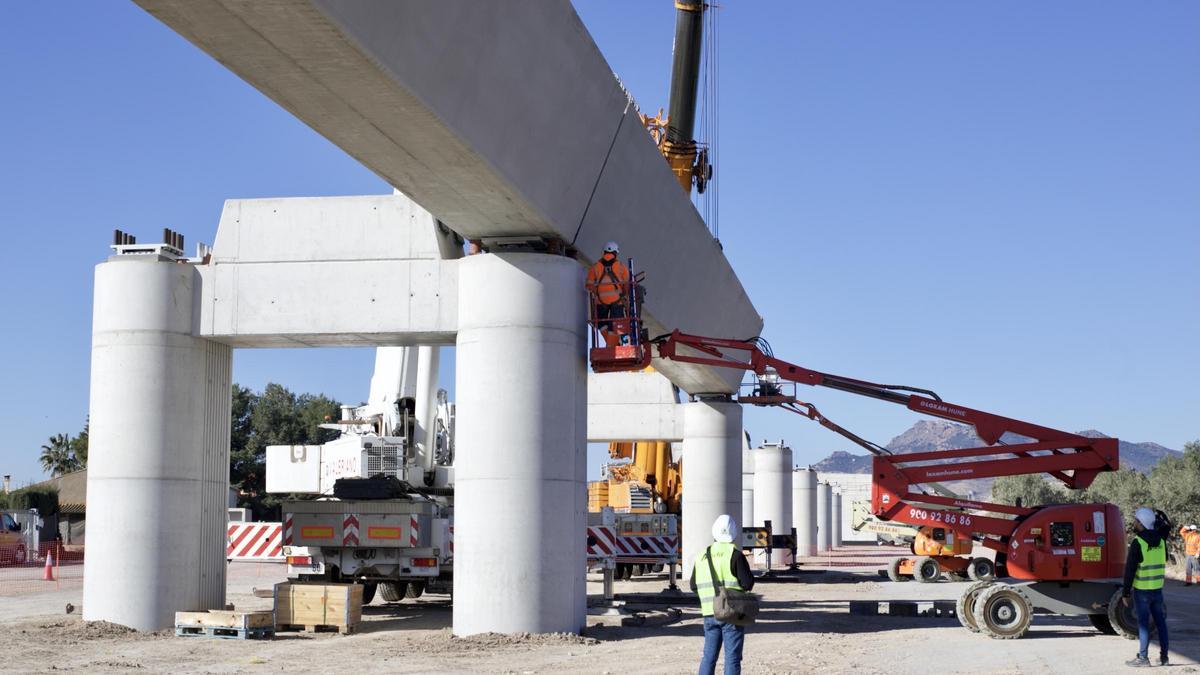 Obras en el viaducto de la línea de Alta Velocidad a Lorca.