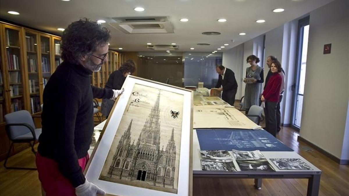 Andreu Carrascal, archivero del Col.legi d'Arquitectes, muestra un plano original de la fachada de la Catedral de Barcelona.