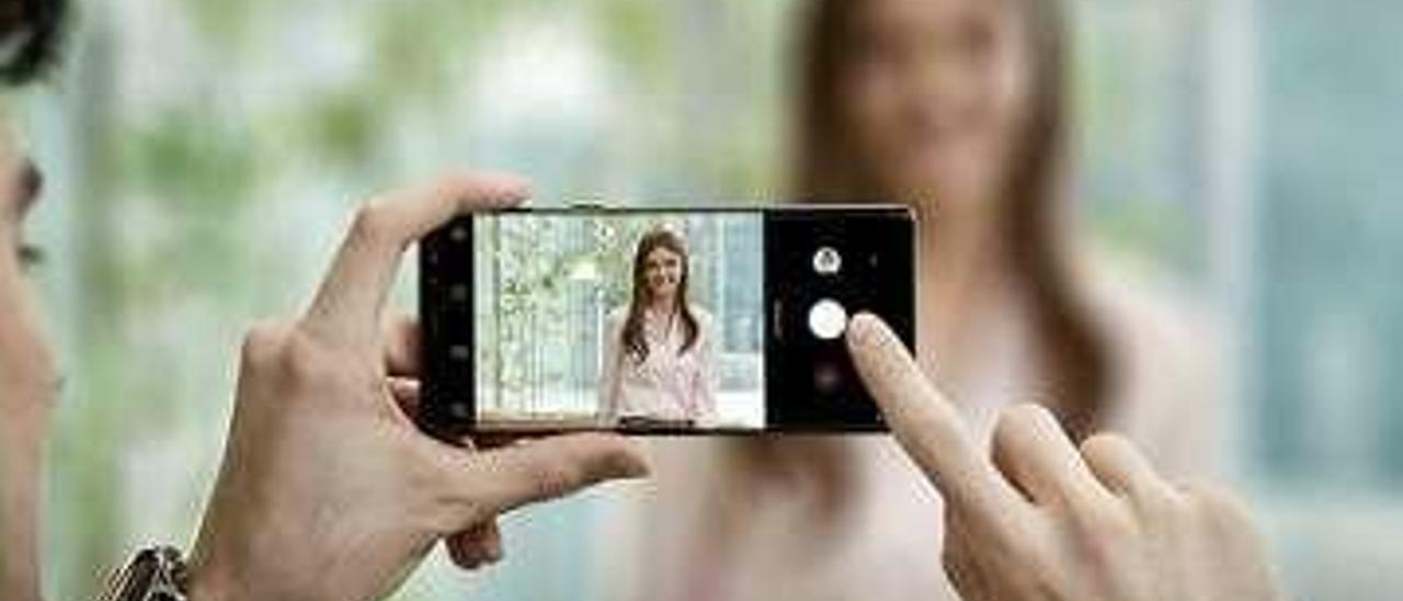 Un usuario toma una foto con el modelo Note 8 de Samsung.