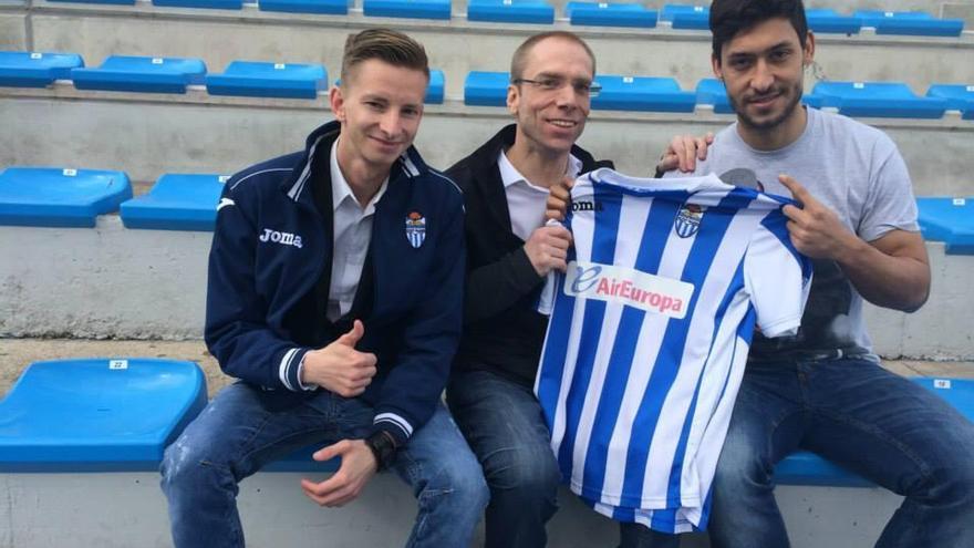 Malik Fathi (rechts) besitzt schon ein Trikot von Atlético Baleares.