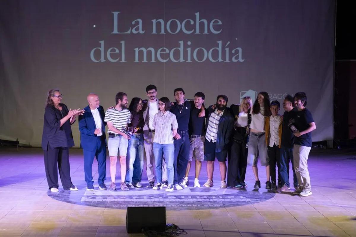 Integrantes del equipo de Sergi Llàcer tras ganar en el festival homenaje a Buñuel, en Teruel.