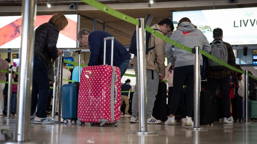 Un grupo de turistas hace cola en el Aeropuerto de Tenerife Norte.
