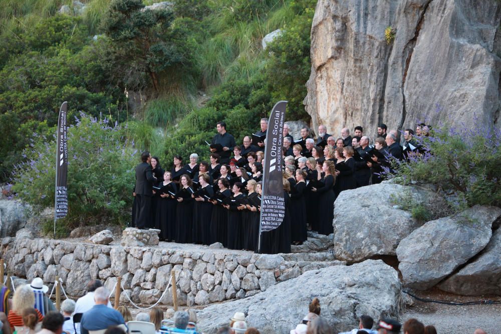 Residenten und Mallorca-Urlauber haben sich am Sonntag (2.7.) zum traditionellen Konzert in der Felsenschlucht Torrent de Pareis eingefunden. In diesem Jahr war die Capella Mallorquina zu hören.