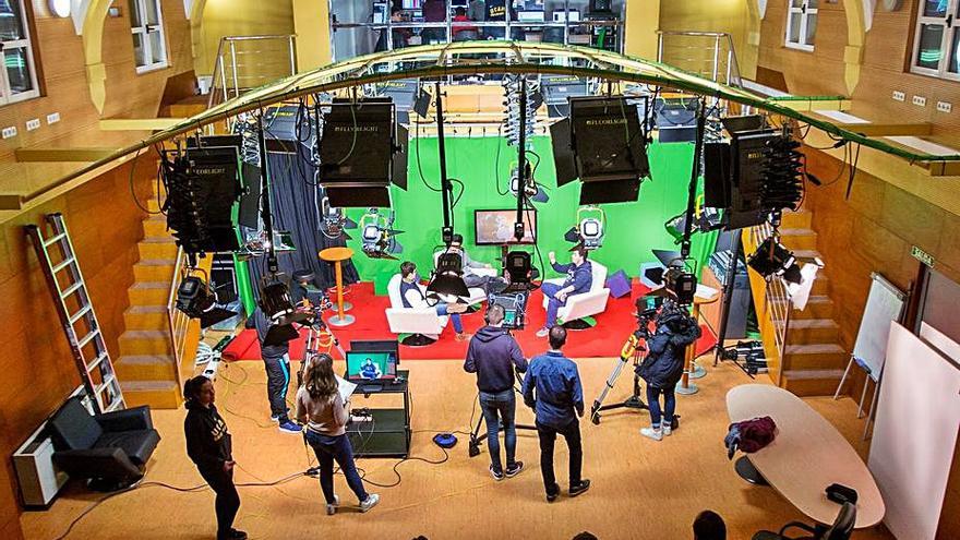 Estudiantes de UCAM FP en el estudio de televisión.  | UCAM