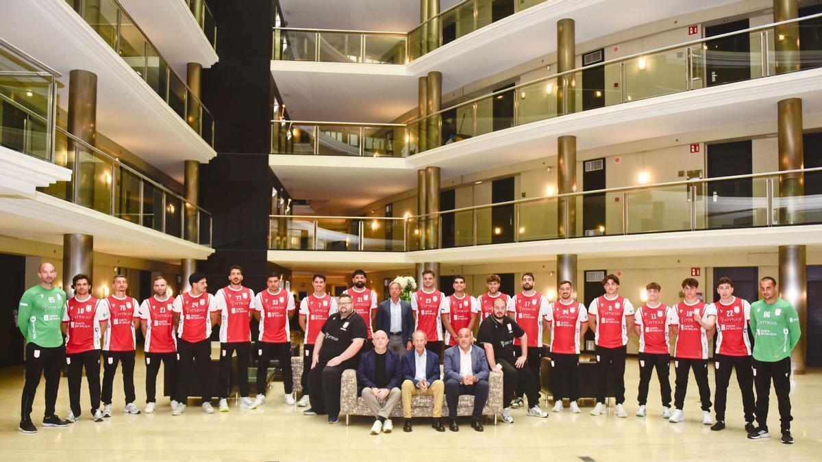 La plantilla del OAR, con la directiva y el cuerpo técnico en la presentación del proyecto en el hotel Attica 21.