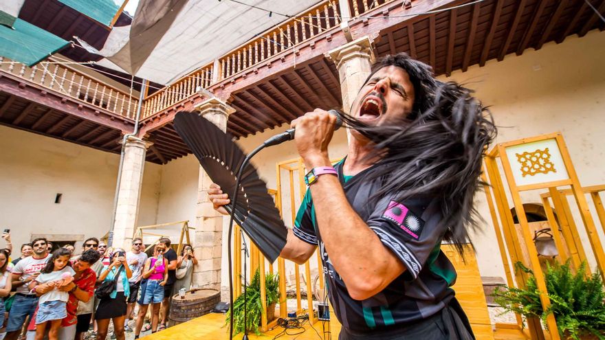 Rodrigo Cuevas la lía en el Prestoso: el nuevo &quot;Jefe&quot; del festival indie