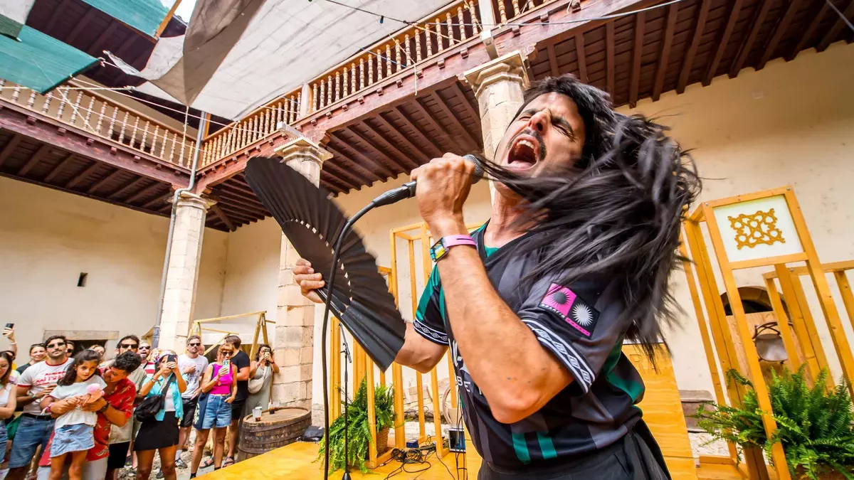 Rodrigo Cuevas la lía en el Prestoso: el nuevo "Jefe" del festival indie