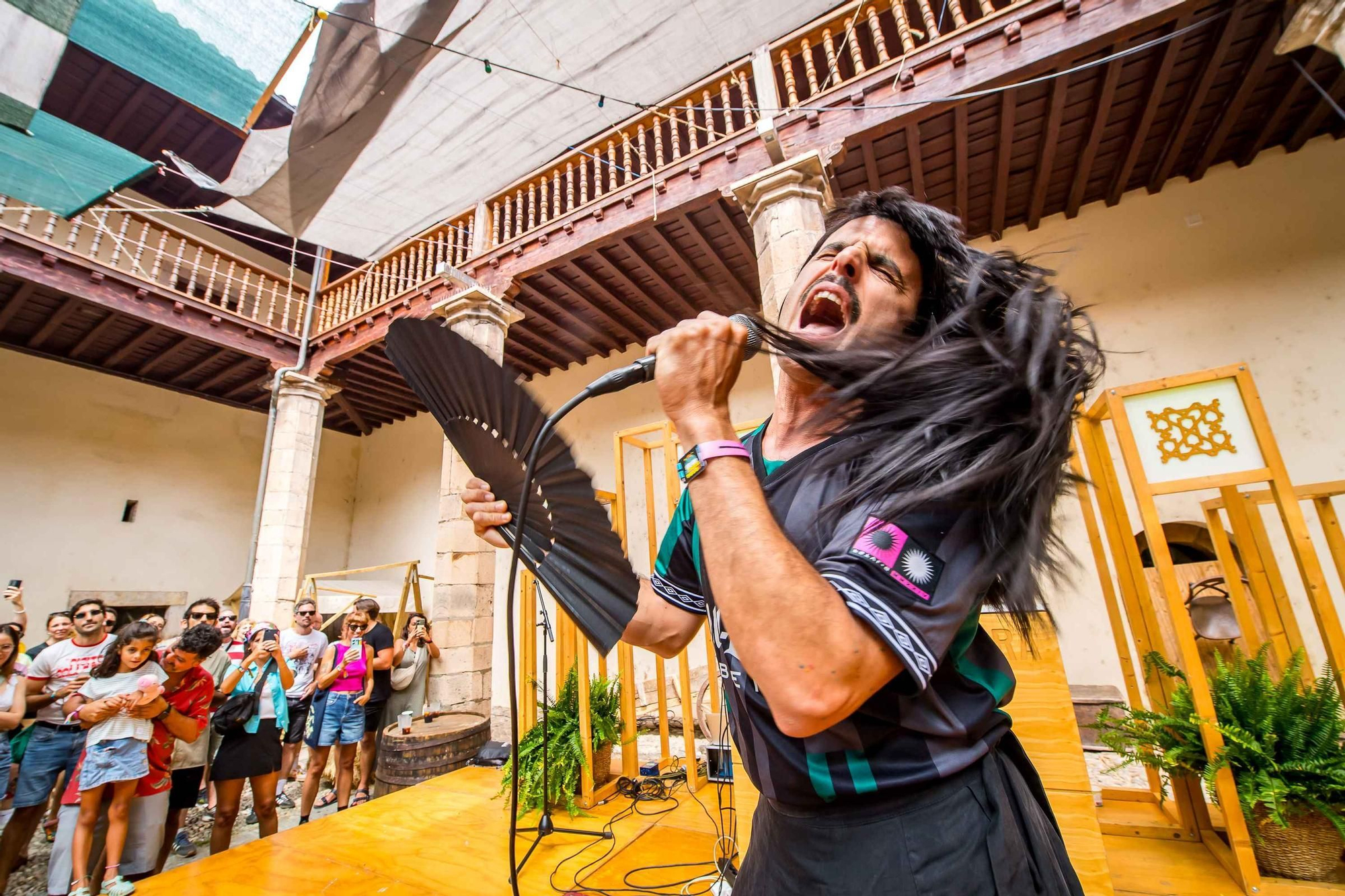 En imágenes: Así fue el show de Rodrigo Cuevas como DJ Volantazu en Cangas del Narcea