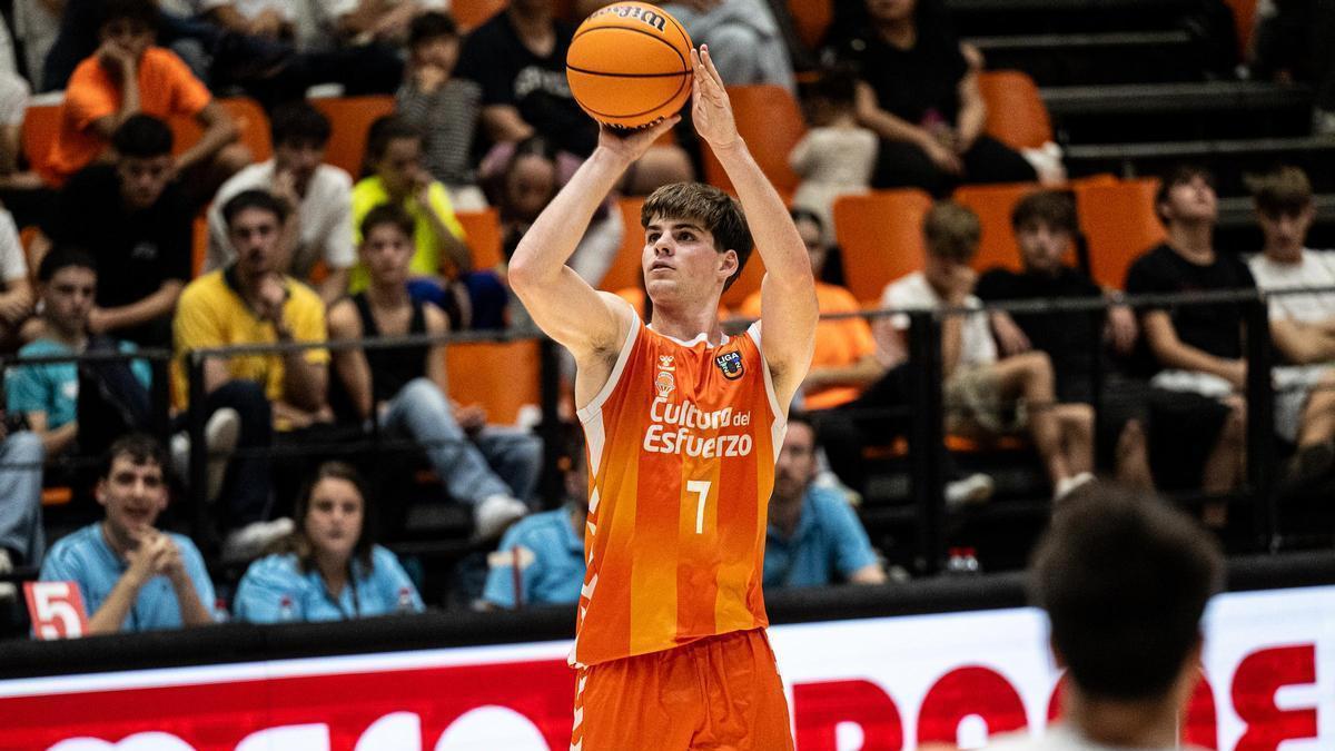 Nikola Dzepina gana el duelo a Jorge Carot y Álex Blanco en la semifinal del EuroBasket U20