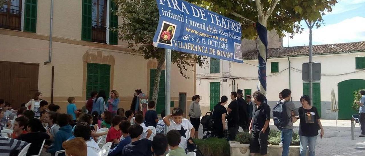 Els alumnes durant la visita de divendres a la Fira.