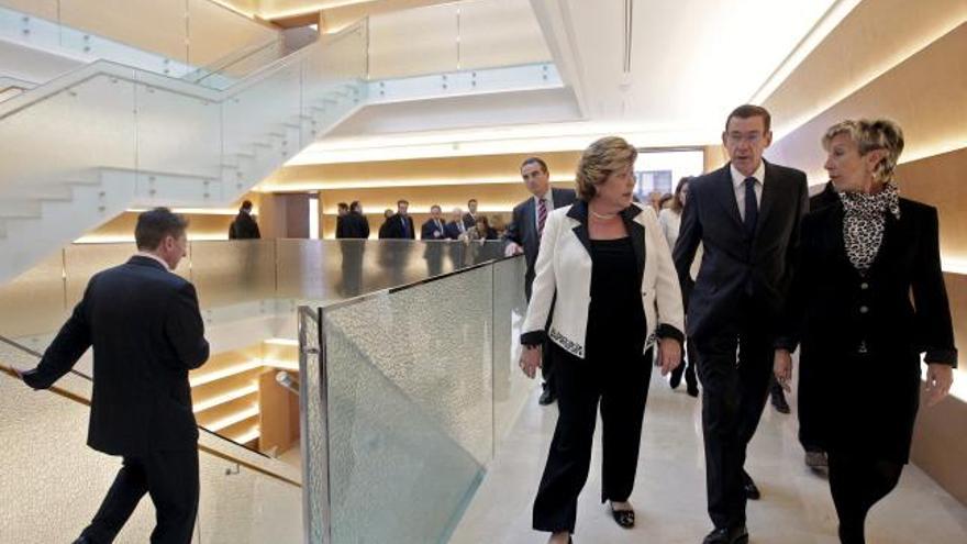 La presidenta de Les Corts Valencianes, Milagrosa Martínez (3 dcha), durante la inauguración de la nueva sede de los grupos parlamentarios.