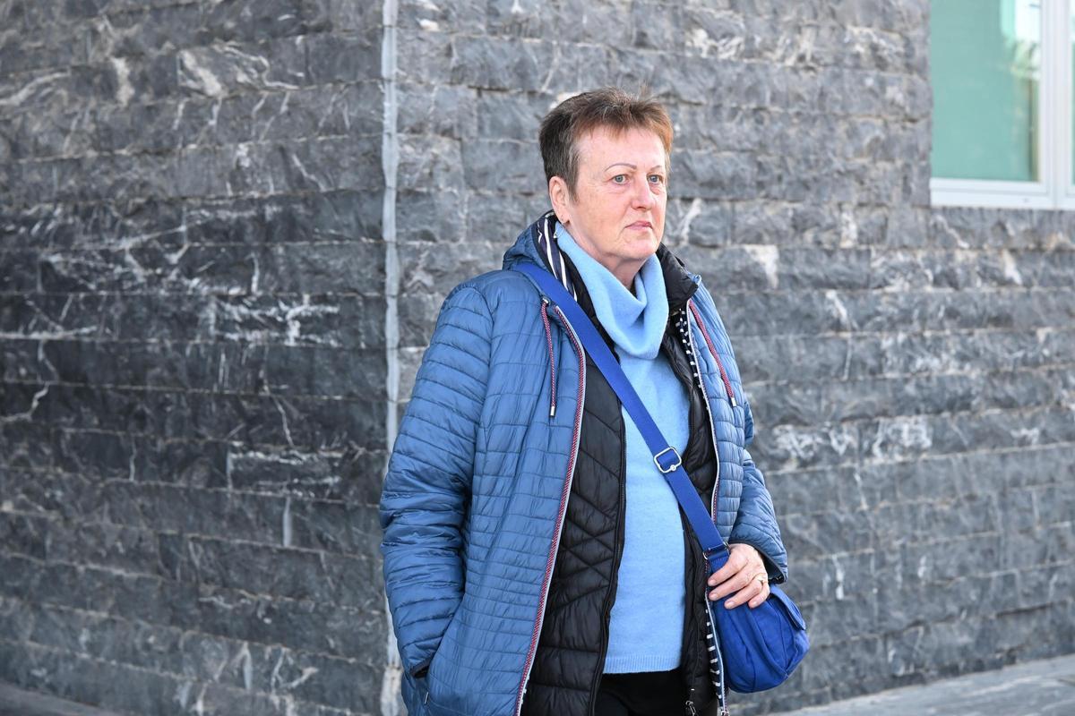 La exconcejala en el acceso a la Ciudad de la Justicia de Elche