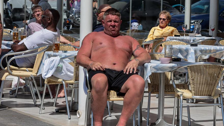 Extranjeros se tuestan al sol en Benidorm