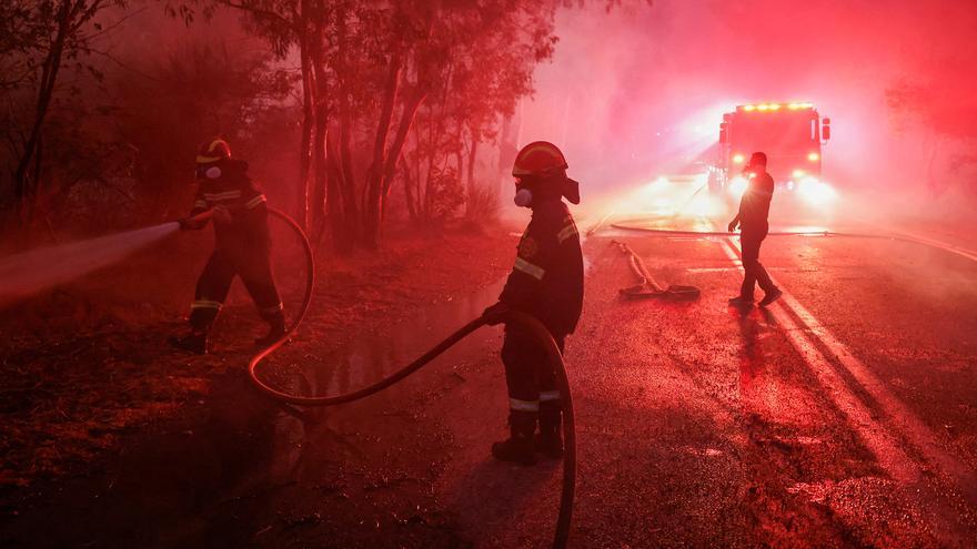 Los incendios forestales a las afueras de Atenas siguen avanzando