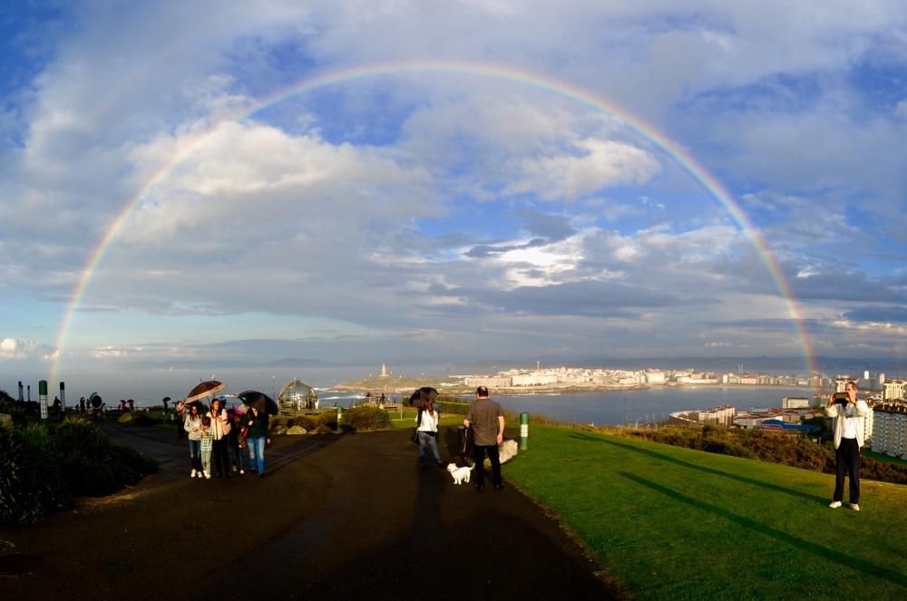 Espectacular arco iris recibe al otoño en A Coruña