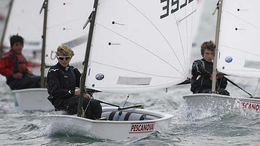 El noruego Tomasgaard durante la jornada de competición de ayer en el Meeting Pescanova de Optimist.