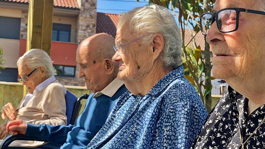 De izquierda a derecha: Carmen Vicente Vega (105 años), Manuel Martínez Molezuelas (104),  Josefa Martín Aparicio (101) y María Socorro Vicente Río, que acaba de cumplir 101. | Ch. S.