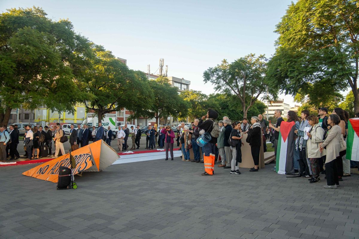 Ecologistas y activistas propalestinos protestan contra la feria Aviation Week en Barcelona