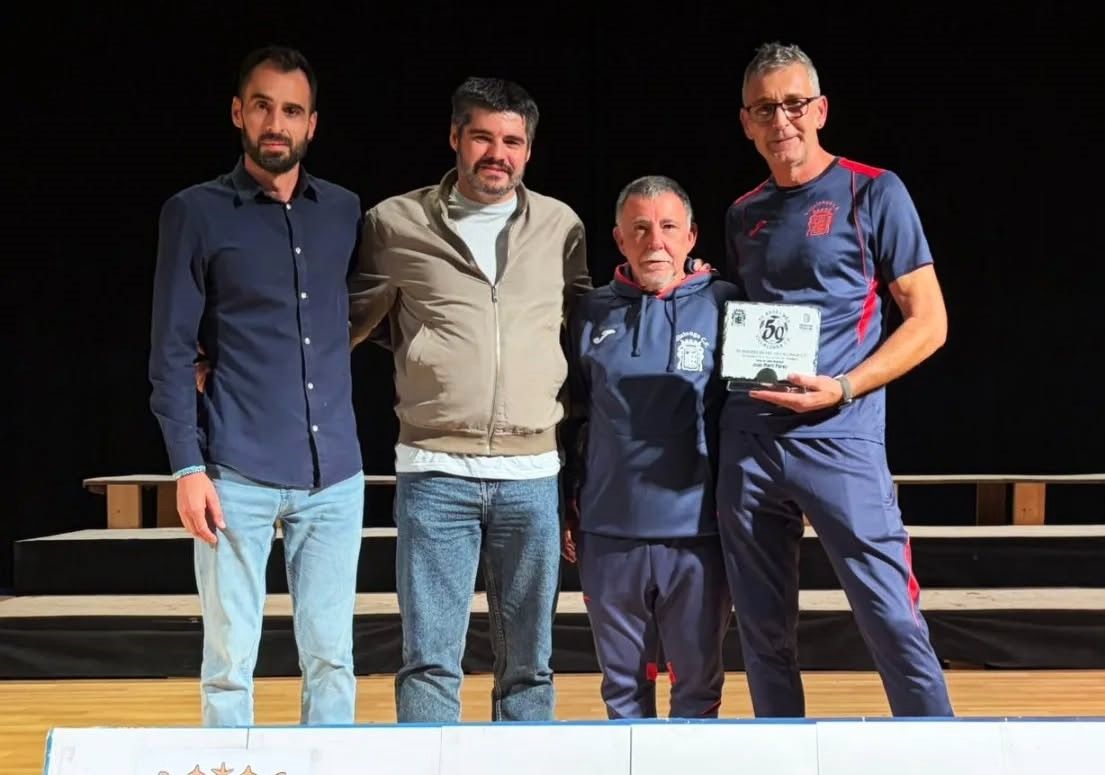 Juan Martí, segundo por la derecha, con el alcalde, a su derecha, y dos directivos del Villalonga CF.