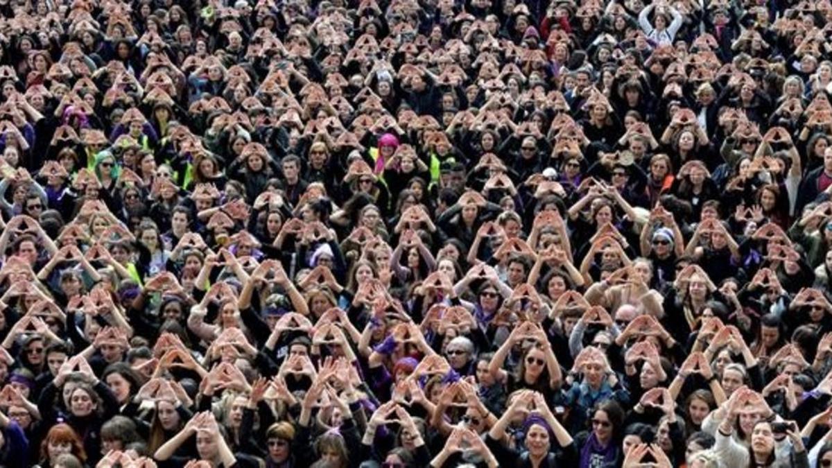 zentauroepp47067480 mas periodico protesters form triangles with their hands dur200306164426