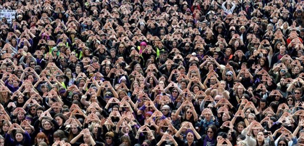 zentauroepp47067480 mas periodico protesters form triangles with their hands dur200306164426