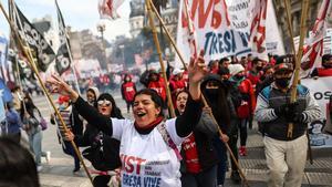 Ciudadanos participan en una manifestación convocada por organizaciones sociales y de izquierda en la ciudad de Buenos Aires.