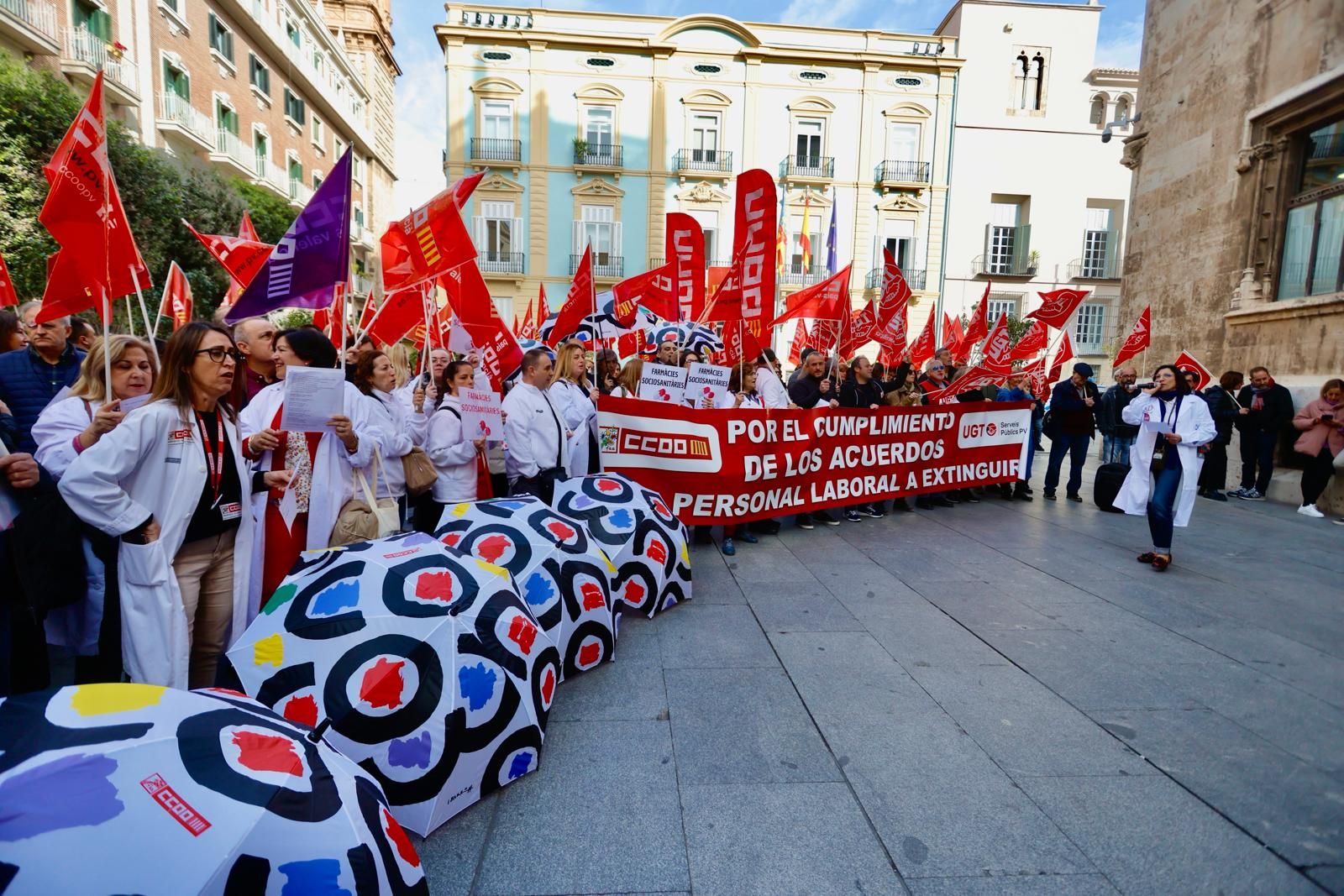 UGT y CCOO se manifiesta por el personal laboral a extinguir de Sanidad