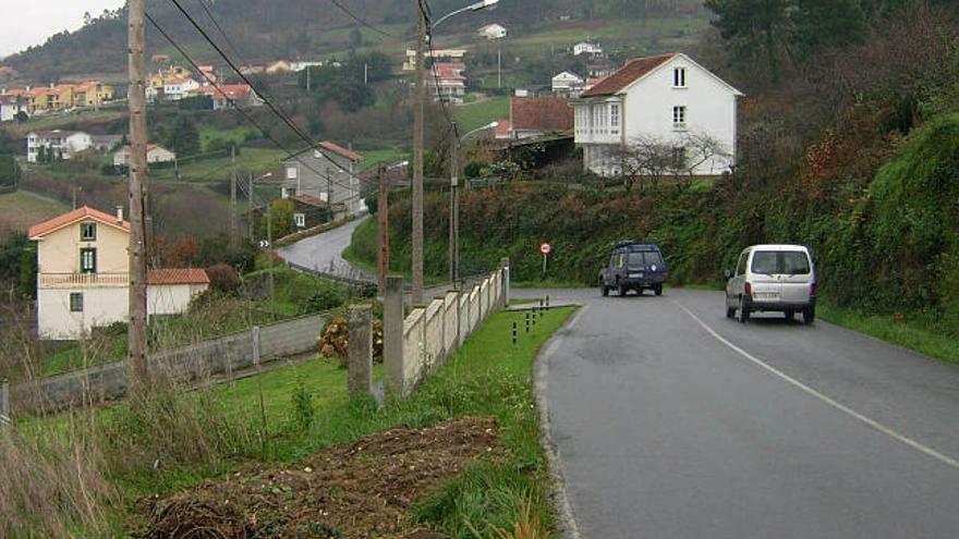 Carretera entre Pontedeume y Miño, la CP-4803, a su paso por Centroña. / la opinión