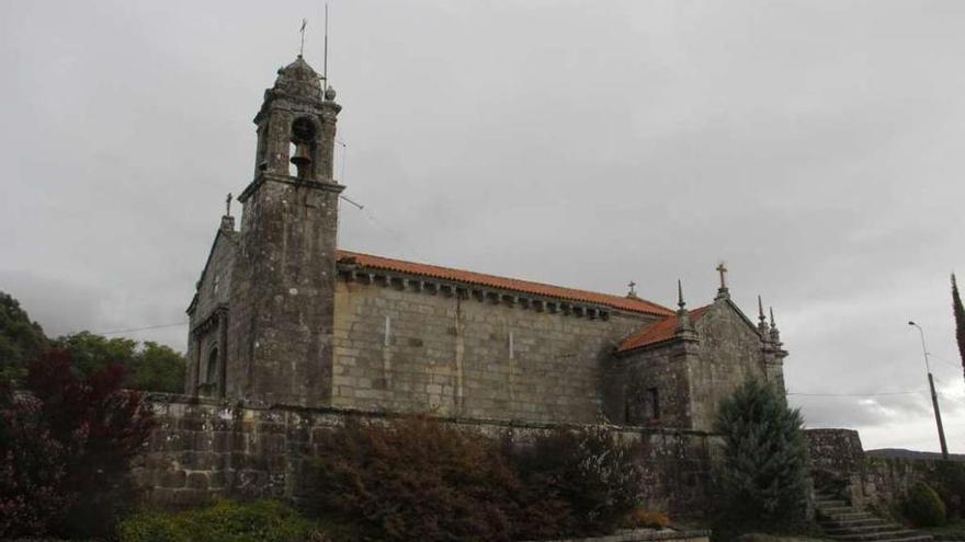 La iglesia de San Martiño, en Moaña, tras el desprendimiento del escudo de piedra. // Santos Álvarez