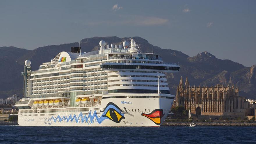 Die &quot;Aida Perla&quot; vor der Kathedrale von Palma de Mallorca.