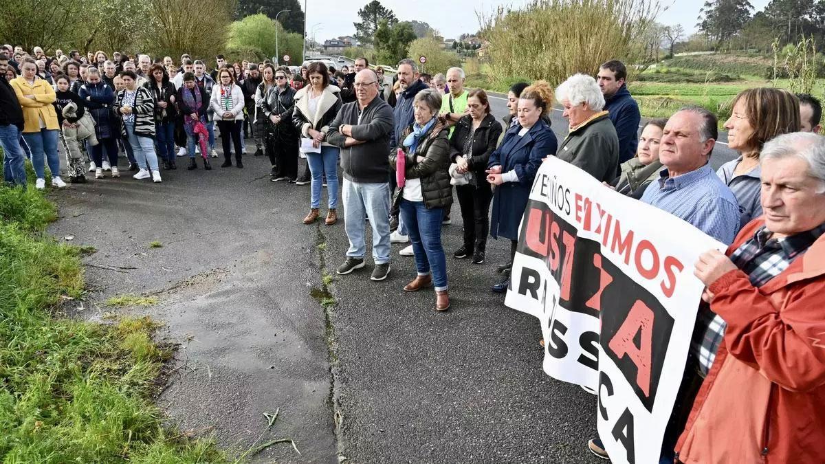 Los vecinos en el lugar donde el 17 de marzo de 2022 falleció Jéssica Méndez, supuestamente asesinada.