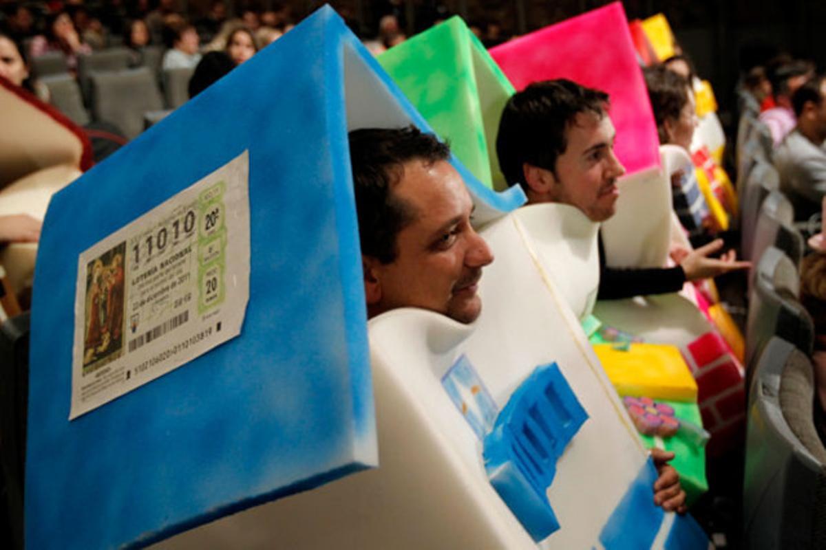 Un grup d’assistents al sorteig de loteria de Nadal s’han disfressat per a l’ocasió, a Madrid (Espanya).
