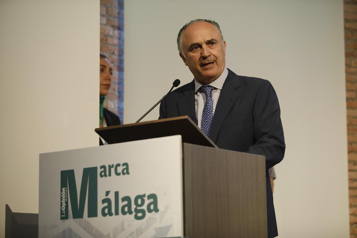 Tras la ponencia del profesor Faces, intervino el director de Caixabank en Andalucía Oriental, Juan Ignacio Zafra