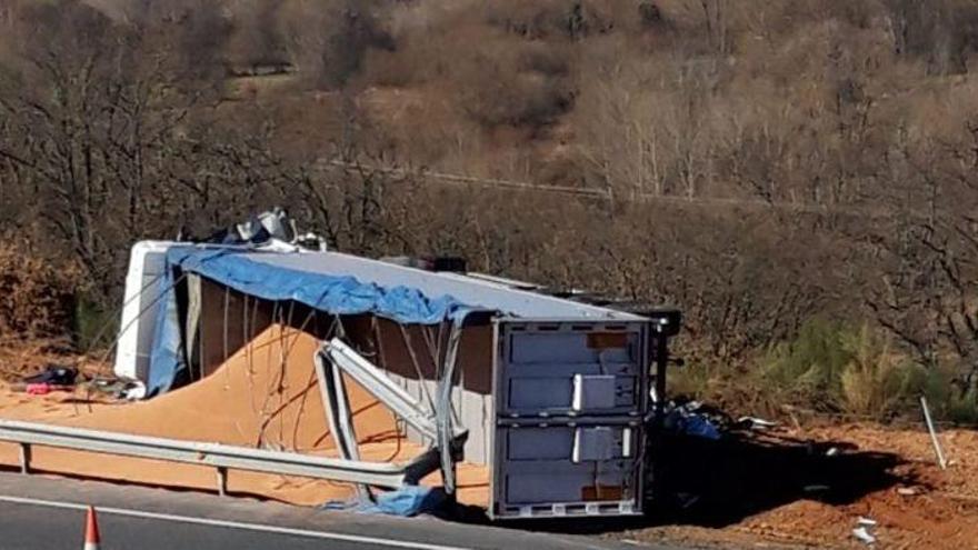 Tres trabajadores de mantenimiento del Huerna resultan heridos al volcar un camión