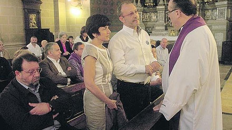 María y José Martínez-Cachero, hijos del fallecido, conversan con Álvaro Iglesias, coadjutor de San Juan el Real.