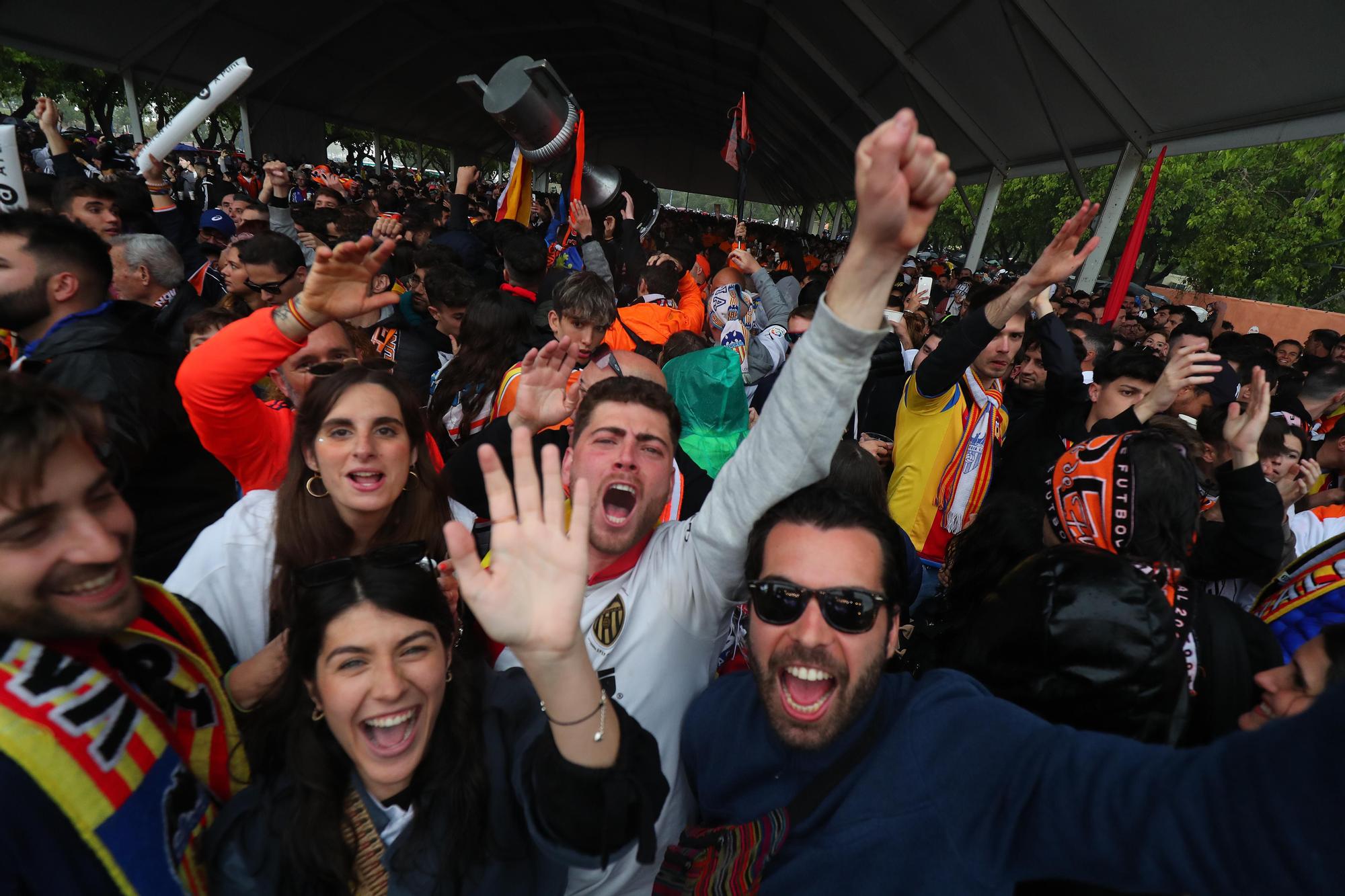 La afición del Valencia CF vibró y sufrió con sus ídolos en Valencia y en Sevilla