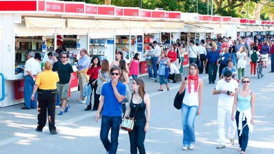 Lectores y escritores se reencuentran de nuevo en la Feria del Libro de Madrid