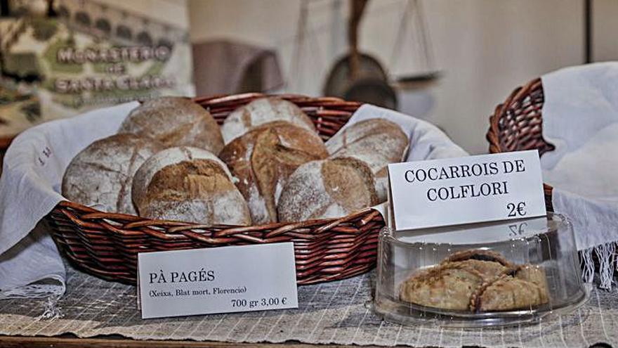 El pan, una de las novedades en la tienda del Convent de Santa Clara, junto a otras delicias. | MANU MIELNIEZUK