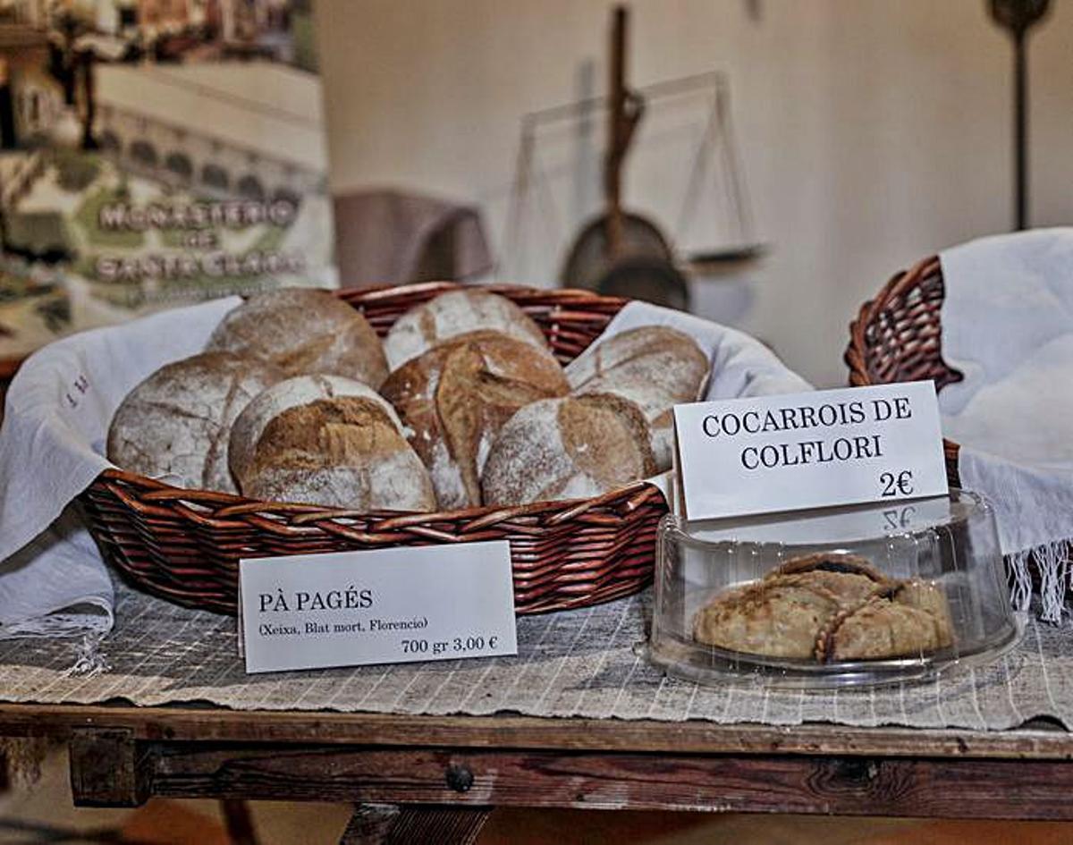 El pan, una de las novedades en la tienda del Convent de Santa Clara, junto a otras delicias. | MANU MIELNIEZUK