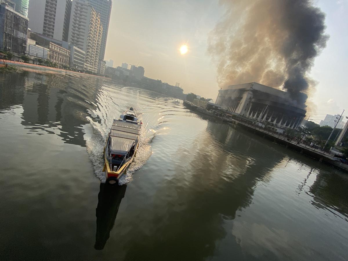 Espectacular incencio en la histórica oficina de Correos de Manila