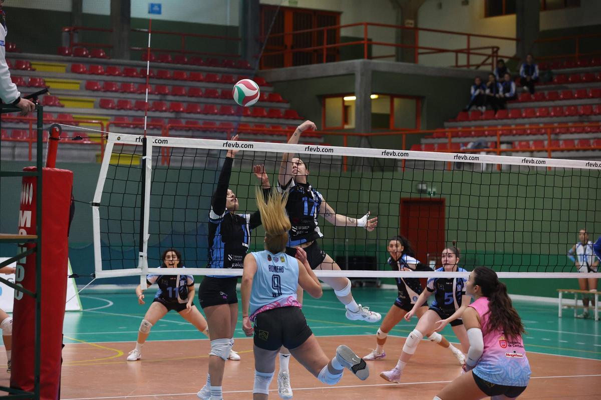 Dos jugadoras del Zalaeta saltan a por el balón en un duelo en el Barrio de las Flores.