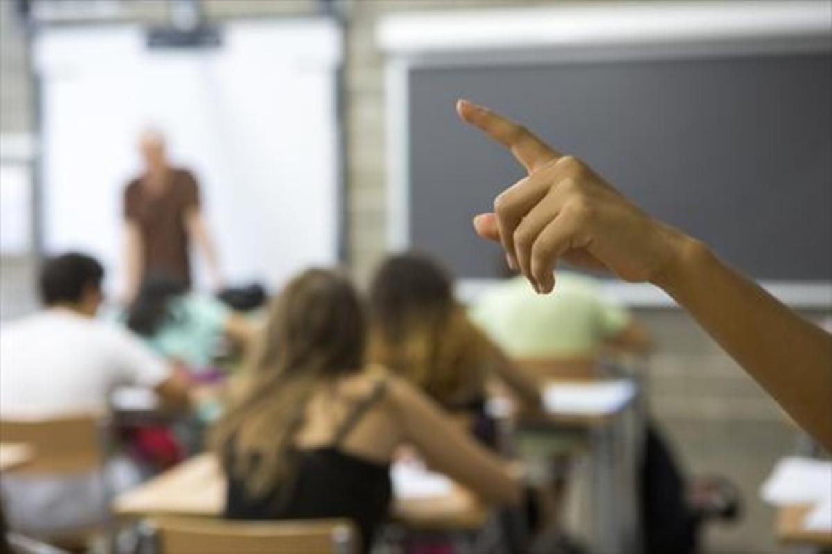 Alumnes de secundària de l’institut Fort Pius de Barcelona, durant uns exàmens de setembre, el curs passat.